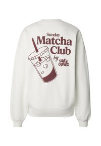 Balta sporta džemperis ar bordo krāsas uzrakstu "Sunday Matcha Club by Salt & Olives" un attēlu uz muguras — aukstais dzēriens ar salmiņu.