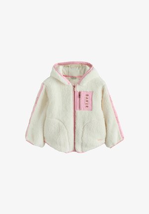 Chaqueta blanca esponjosa con capucha y ribete rosa, cremallera frontal, bolsillo en el pecho con cremallera rosa con el texto "BAKER" y letras en franjas rosas en las mangas.