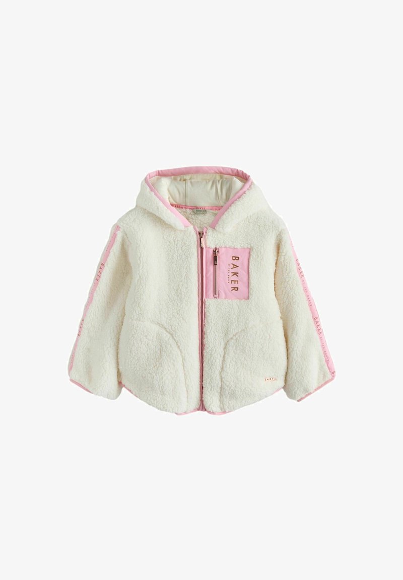 Valkoinen pörröinen hupullinen takki, jossa vaaleanpunaiset reunukset, vetoketju edessä, vaaleanpunainen vetoketjullinen rintatasku, jossa teksti "BAKER", sekä vaaleanpunaiset raidalliset kirjainkuviot hihoissa.