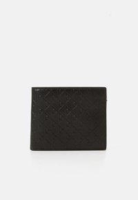 Portefeuille noir avec un motif de diamant en relief et un détail de logo, fabriqué en matériau lisse, de forme rectangulaire et mince.