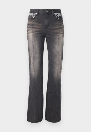 Črne jeanse iz denima s ravnim krojem, ki vključujejo čipkaste detajle na žepih in subtilno bledenje. Oprema vključuje kovinski gumb in zakovice.