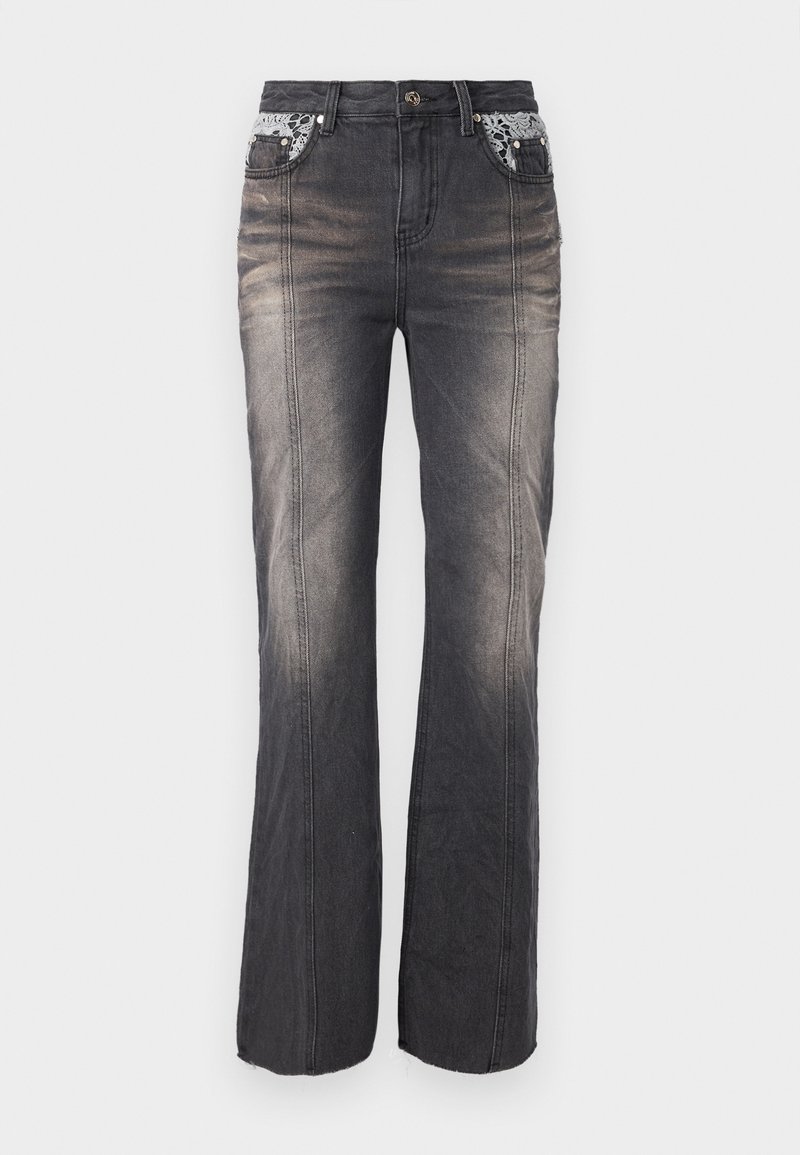 Zwarte denim jeans met een rechte pijpdesign, voorzien van kantdetails op de zakken en subtiele vervaging. De hardware omvat een metalen knop en klinknagels.