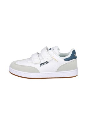 Zapatilla blanca y gris de corte bajo con dos correas de Velcro, lengüeta del talón azul y marcas "Joma" y "Campus" en el lateral y la lengüeta.