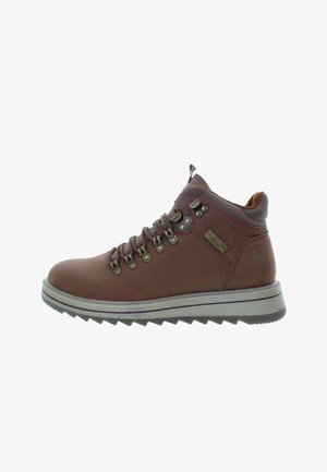 Botas de senderismo de cuero marrón tipo media caña con ojales de metal, cordones texturizados y suela de goma con un diseño de zigzag para mayor agarre.