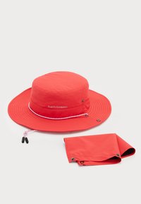 Chapeau de plein air en tissu rouge avec un large bord, une sangle de menton ajustable et deux boutons-pression. Comprend un rabat de cou pliable assorti.