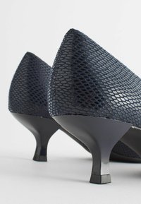Next FOREVER COMFORT KITTEN HEEL COURT  REGULAR WIDE FIT - Klasszikus sarkú cipők - navy blue