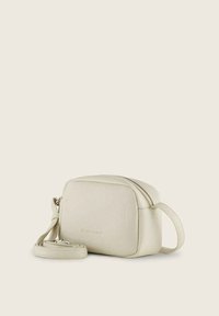 Cremefarbenes Leder-Crossbody-Bag mit rechteckiger Form, strukturiertem Oberflächen, Reißverschluss und verstellbarem Riemen.