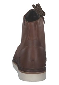 Braune Leder-Stiefelette mit gesticktem Design, runder Zehenpartie und kontrastierender, weißer Sohle. Verfügt über eine dekorative Schnürung und ein kleines Logodetail.