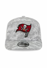 Graue Camouflage-Mütze mit flachem Schirm, ausgestattet mit einem gestickten roten Flaggen- und Totenkopf-Logo, verstellbarem Rückenteil und strukturiertem Stoff.