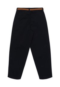 Pantaloni neri con una cintura intrecciata in tono sabbia, dotati di tasche posteriori, taglio dritto e orli alla caviglia. Texture del tessuto morbida.