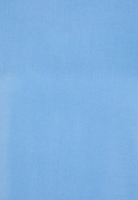 Vaaleansininen kangas, tasainen rakenne, tasainen väri, keskipainoinen. Ei kuoseja tai huomionarvoisia yksityiskohtia. Sopii erilaisiin käyttötarkoituksiin.