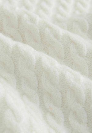 Witte gebreide stof met een getextureerd kabelpatroon, zachte textuur en een gezellige uitstraling. Het materiaal lijkt warm en weelderig.