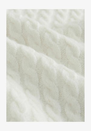 Witte gebreide stof met een getextureerd kabelpatroon, zachte textuur en een gezellige uitstraling. Het materiaal lijkt warm en weelderig.