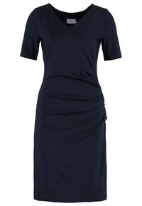 Robe bleu marine longueur genou avec manches courtes, col en V et détails drapés subtils sur le côté droit.
