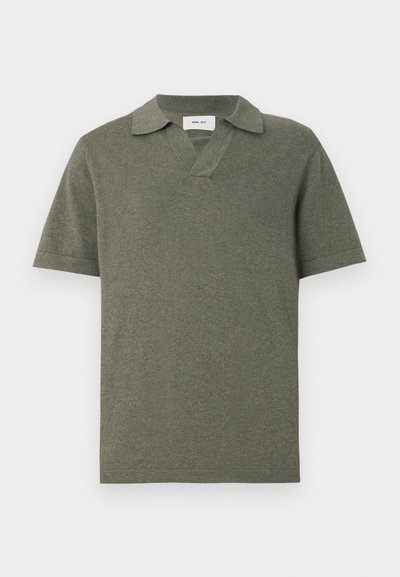 Polo de manga curta em verde-oliva, feito de tecido suave, com decote em V e colarinho plano, apresentando um corte descontraído. Textura lisa.