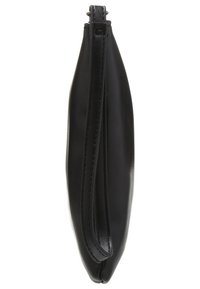 Czarna skórzana kopertówka o eleganckim designie, smukłym kształcie i zamknięciu na zamek. Posiada pasek na nadgarstek i gładką fakturę.