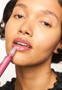 Gosh Copenhagen - SOFT'N TINTED LIP BALM - Läppbalsam - soft'n tinted lip balm 006 berry Miniatyrbild 1