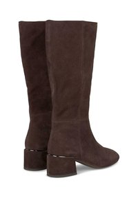 Botas de ante marrón hasta la rodilla con punta redonda y tacón robusto, que presentan un diseño elegante y una textura suave.