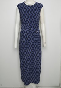 Robe bleu marine avec un motif en diamant bleu clair, manches courtes, et un détail de taille nouée. Fabriquée en tissu lisse et léger.