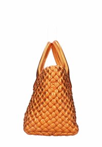 Orange vævet lædertaske med en trekantet form, der har dobbelte håndtag og en tekstureret overflade for bedre greb og stil.