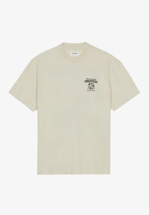 Beżowy krótki T-shirt z małą czarną grafiką na lewej piersi z napisem „Always Stay Groovy DISCOTECA Funky Way of Life” oraz ikoną globu.