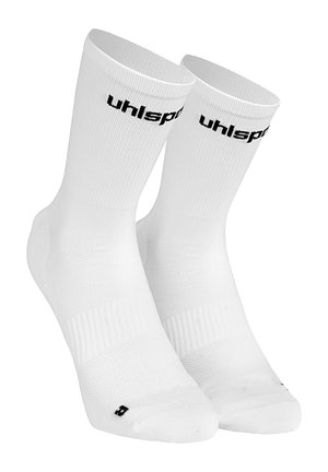 Weiße Sportsocken bis zur Mitte der Wade mit schwarzem "uhlsport"-Logo nahe dem oberen Rand und Netzbelüftung an Fuß- und Knöchelbereichen.