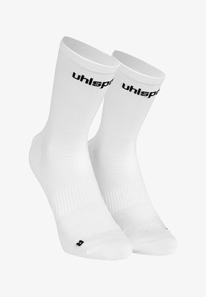 Weiße Sportsocken bis zur Mitte der Wade mit schwarzem "uhlsport"-Logo nahe dem oberen Rand und Netzbelüftung an Fuß- und Knöchelbereichen.