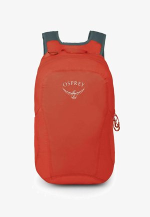 Roter Rucksack aus strapazierfähigem Stoff, mit einer vorderen Reißverschlusstasche, verstellbaren Schulterriemen und einem in Weiß dargestellten Logo.