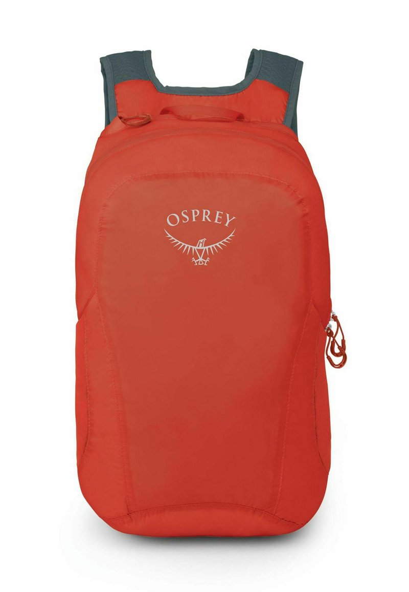 Zaino rosso realizzato in tessuto resistente, dotato di una tasca frontale con zip, spallacci regolabili e un logo rappresentato in bianco.