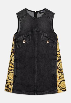 Vestido sin mangas de mezclilla negra con paneles laterales florales acentuados en dorado, dos bolsillos frontales con botones dorados y un diseño recto.