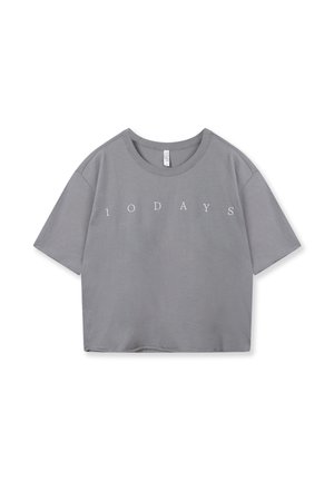 Grijs cropped T-shirt met korte mouwen, ronde halslijn en de tekst "1 0 D A Y S" in witte letters gedrukt over de voorkant. Zachte stoftextuur.