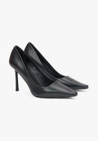 Czarne szpilki z ostro zakończonym noskiem, wykonane z gładkiej skóry. Charakteryzują się smukłym designem i cienką szpilką.