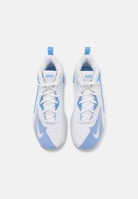 Adidași Nike albi și bleu deschis, cu parte superioară din plasă, modele texturate, limbă căptușită și șireturi. Include un tab de prindere albastru și logo-ul swoosh.