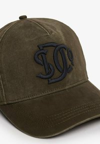 Casquette vert olive avec une visière incurvée, présentant un logo brodé bleu foncé sur le devant et un tissu texturé.