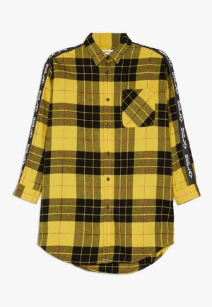 Gelbes und schwarzes kariertes Flanellhemd mit langen Ärmeln, durchgehendem Knopfverschluss, Brusttasche und markanten schwarzen Akzenten an den Ärmeln.