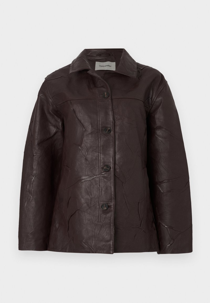 Veste en cuir marron foncé avec une texture froissée, fermetures à boutons et col, présentant une coupe droite et des détails de couture subtils.