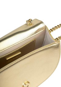 Borsa in pelle dorata con forma curvata, tracolla a catena e tasca interna. Presenta una chiusura a scatto e una texture liscia e lucida.
