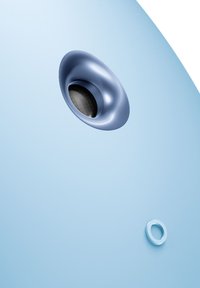 Haut-parleur bleu clair avec une grille en mesh grise circulaire, présentant une forme lisse et arrondie ainsi qu'un petit accent de bague bleue.