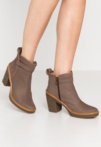 El Naturalista Botines de tacón - taupe