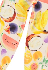 Leggings dengan pola berbagai buah, termasuk pisang, semangka, dan kelapa, dengan desain gaya cat air yang cerah di latar belakang yang terang.