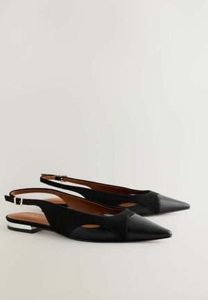 Czarne płaskie buty na obcasie typu slingback wykonane z połączenia skóry i zamszu, z ostrym noskiem, wycięcia oraz metalicznym akcentem na pięcie.