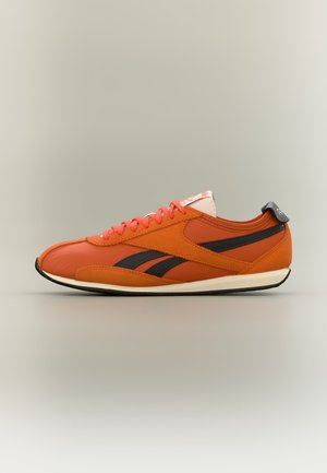 Reebok Classic R400 UNISEX - Sneakers laag - rust orange/arena orange/black