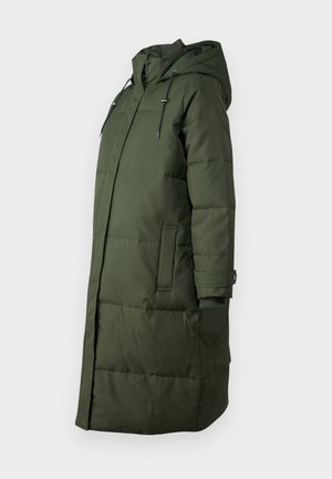 Abrigo acolchado largo de color verde oscuro con capucha, bolsillos frontales y puños elásticos, hecho de un material suave y duradero.