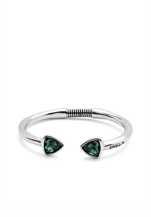 Brazalete de plata con extremos abiertos, cada uno decorado con piedras preciosas triangulares de color verde oscuro y detalle de alambre enrollado en el centro.