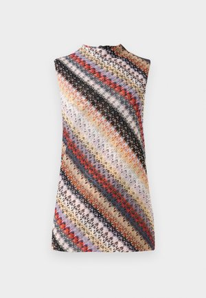 Ærmeløs striktop med høj hals og multicolore diagonale striber i røde, sorte, beige, lilla og orange nuancer.