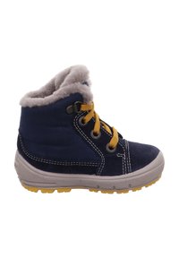 Marineblaue Wildlederstiefel mit grauem Kunstfellkragen, gelben Schnürsenkeln und Gummisohle. Merkmale sind weiße Nähte und eine strukturierte Außensohle für besseren Halt.