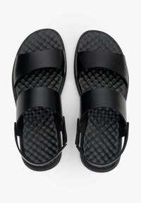 Czarne sandały z trzema szerokimi paskami, teksturowaną wkładką i regulowanym paskiem na kostkę. Wykonane z gładkiego materiału syntetycznego.