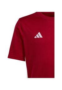 Jersey atlético rojo con cuello redondo, mangas cortas, textura de malla y logo blanco de Adidas en la parte superior izquierda.