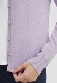 Cardigan lavande en tissu tricoté doux, avec un devant à boutons, un ourlet et des poignets côtelés, et six boutons assortis.