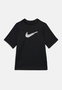 Črna športna majica s kratkimi rokavi in siva stilizirana krivulja, ki spominja na cev, na prsih, prikazana na beli podlagi.